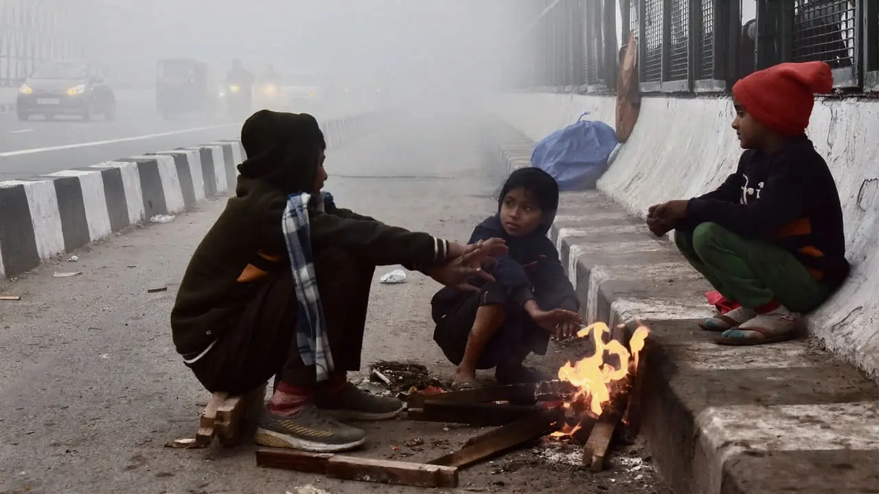 लखनऊ में 18 दिसंबर को घना कोहरा, दोपहर तक आसमान साफ़ होगा और अधिकतम तापमान 20°C